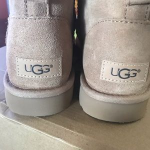 NWT- New pair of women’s size 7 UGG mini II